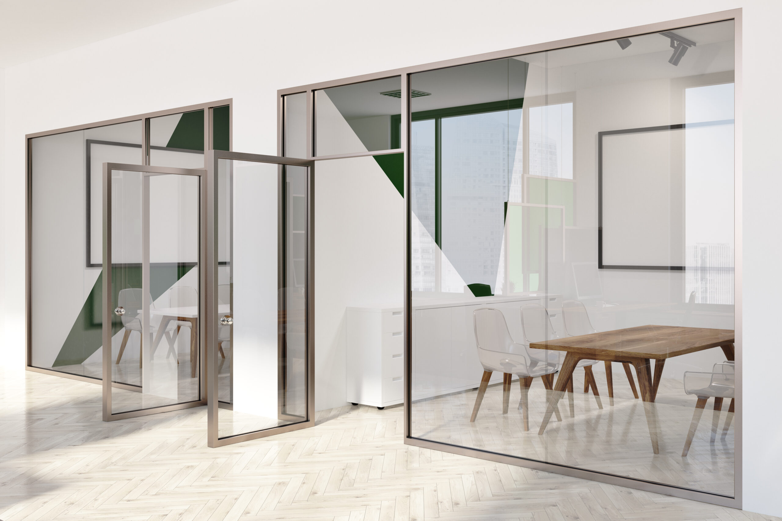 Современный офис с прозрачными стеклянными перегородками и переговорной зоной