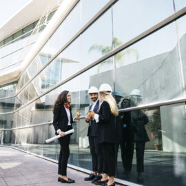 Фасадное остекление современного здания из алюминия и стекла