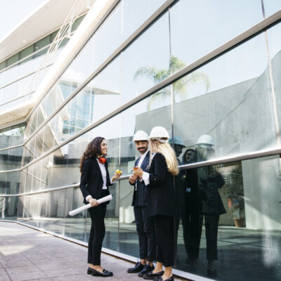 Фасадное остекление современного здания из алюминия и стекла