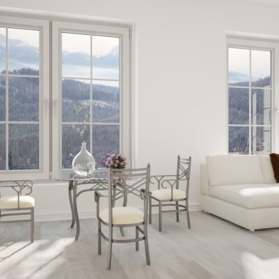 Современные пластиковые окна в светлой гостиной с видом на горы