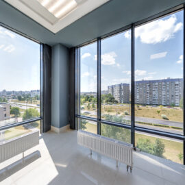 Панорамные алюминиевые окна в квартире с видом на город