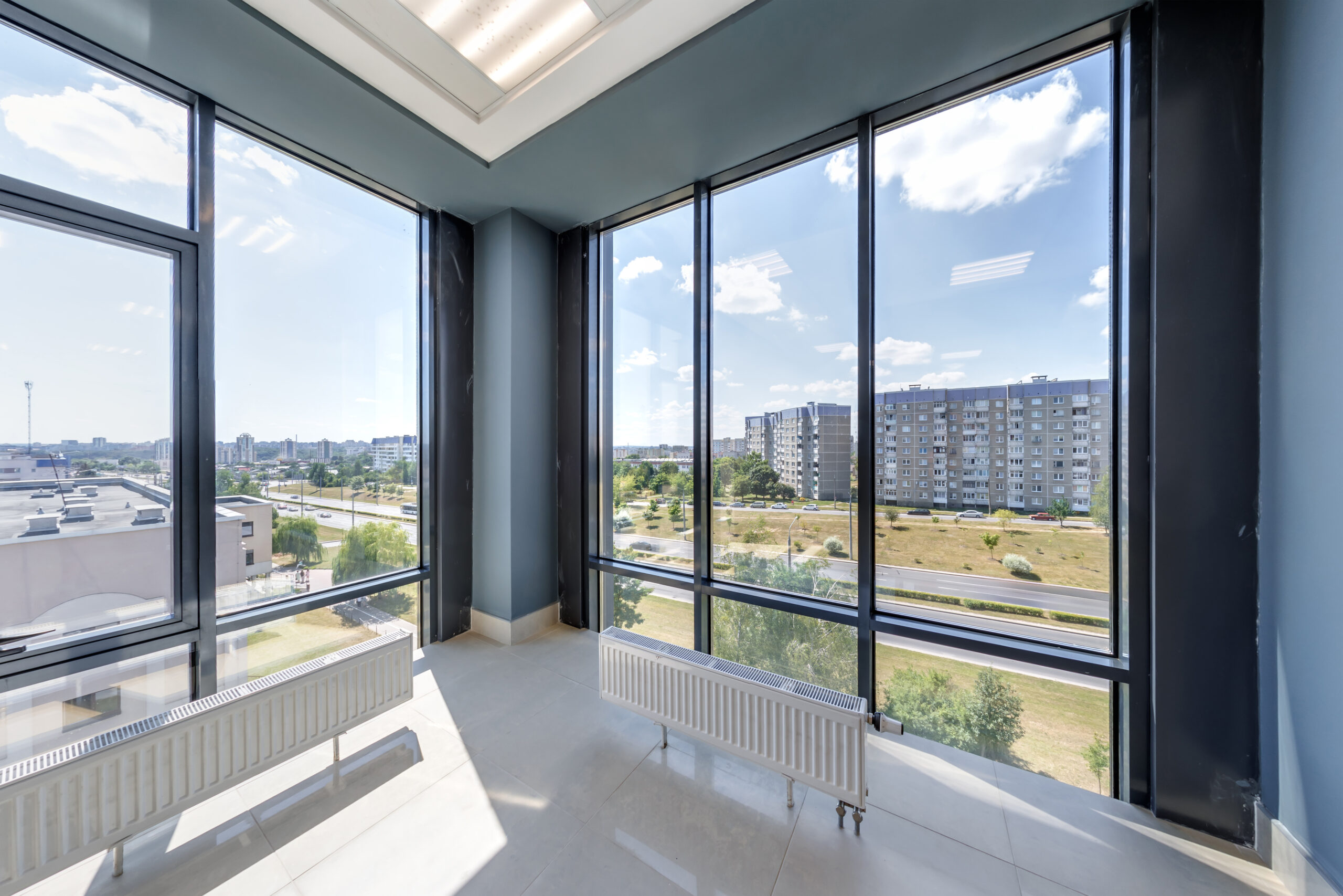 Панорамные алюминиевые окна в квартире с видом на город
